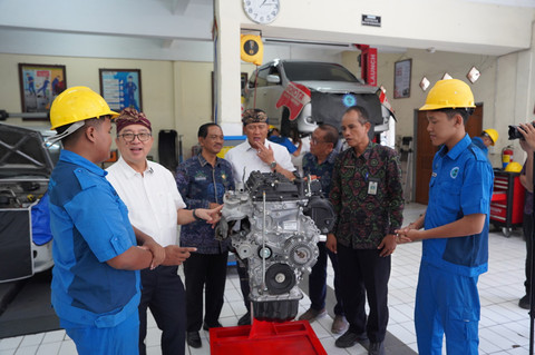 Presiden Direktur (Presdir) PT Toyota Motor Manufacturing Indonesia (TMMIN) Nandi Julyanto (kedua kiri) didampingi Kepala Sekolah SMKN 1 Denpasar I Wayan Mustika (ketiga kiri), Wakil Presdir TMMIN I Nyoman Winaya (tengah), Ketua Komite SMKN 1 Denpasar I Nyoman Keramas (kedua kanan), dan Kepala Seksi Kurikulum dan Pembelajaran SMK Disdikpora Provinsi Bali I Gede Agus Rai (kanan), berbincang dengan para siswa SMKN 1 Denpasar (kiri) mengenai mesin Toyota tipe 2TR (bensin) yang didonasikan TMMIN sebagai mesin berteknologi tinggi untuk alat pembelajaran bagi para siswa jurusan Teknik Kendaraan Ringan Otomotif (TKRO), di SMKN 1 Denpasar, Jumat (24/7). Foto: TMMIN,