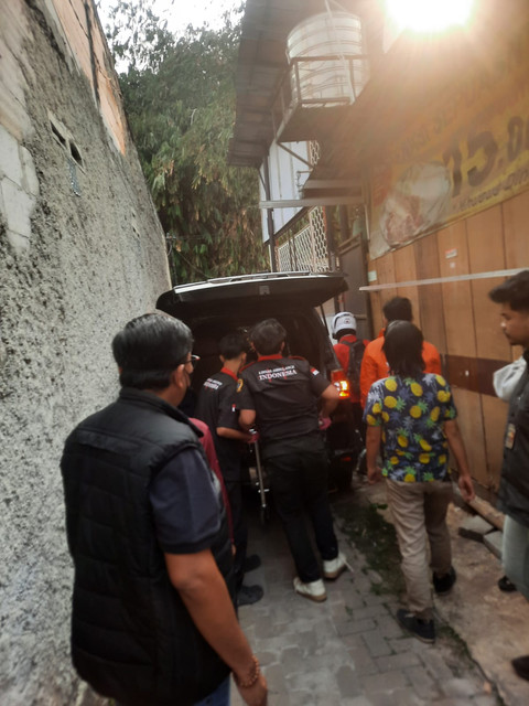 Polisi mendatangi lokasi penemuan mayat pria di kawasan Pondok Ranji, Ciputat Timur, Tangerang Selatan, Sabtu (25/7/2026). Foto: Dok. Istimewa