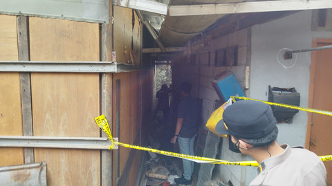 Polisi mendatangi lokasi penemuan mayat pria di kawasan Pondok Ranji, Ciputat Timur, Tangerang Selatan, Sabtu (25/7/2026). Foto: Dok. Istimewa