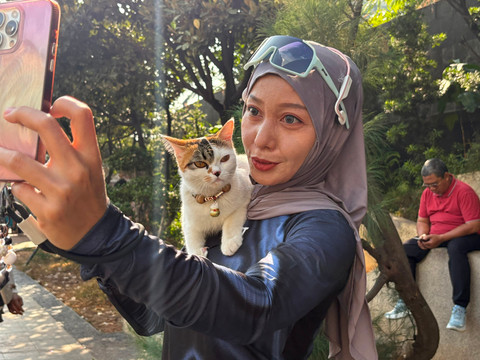 Antusiasme warga saat bertemu Telon, kucing milik Warsito, di CFD Bundaran HI, Jakarta Pusat, Minggu (26/7/2026). Foto: Nasywa Athifah/kumparan