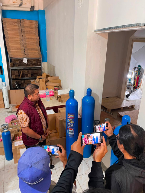 Penyitaan barang bukti Gas Whip-pink oleh bareskrim polri. Foto: Istimewa