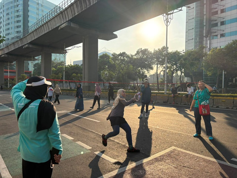 Momen serunya warga bermain permainan tradisional di kawasan CFD Rasuna Said, Jakarta Selatan, Minggu (26/7/2026).  Foto: Nauval Pratama/kumparan