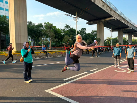 Momen serunya warga bermain permainan tradisional di kawasan CFD Rasuna Said, Jakarta Selatan, Minggu (26/7/2026).  Foto: Nauval Pratama/kumparan