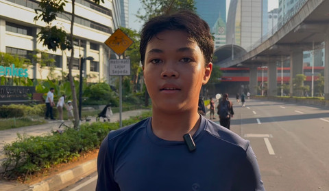 Akbar (14) warga Cempaka Putih, Jakarta Pusat, saat bermain permainan tradisional di kawasan CFD Rasuna Said, Jakarta Selatan, Minggu (26/7/2026). Foto: Nauval Pratama/kumparan