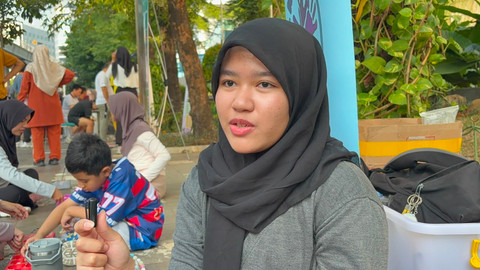 Nabila (21) warga Kemang, Jakarta Selatan, saat bermain permainan tradisional di kawasan CFD Rasuna Said, Jakarta Selatan, Minggu (26/7/2026). Foto: Nauval Pratama/kumparan