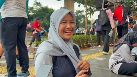 Dian (22) warga Mampang, Jakarta Selatan, saat bermain permainan tradisional di kawasan CFD Rasuna Said, Jakarta Selatan, Minggu (26/7/2026). Foto: Nauval Pratama/kumparan