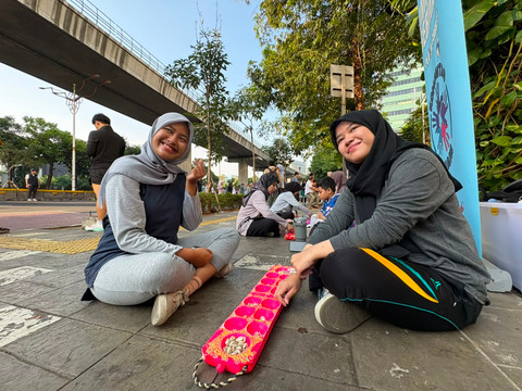 Dian (22) warga Mampang, Jakarta Selatan dan Nabila (21) warga Kemang, Jakarta Selatan, saat bermain permainan tradisional di kawasan CFD Rasuna Said, Jakarta Selatan, Minggu (26/7/2026). Foto: Nauval Pratama/kumparan