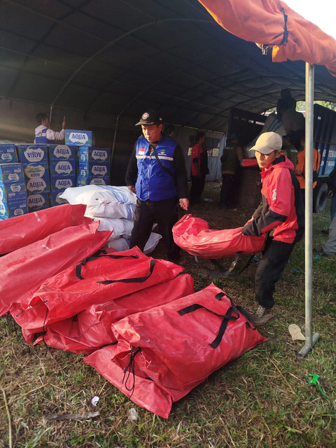 Kemensos salurkan bantuan logistik bagi warga terdampak kebakaran di Kampung Adat Cipta Mulya, Cisolok, Sukabumi, Jawa Barat. Foto: Kemensos RI