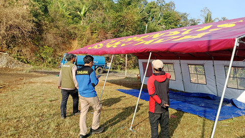 Kemensos salurkan bantuan logistik bagi warga terdampak kebakaran di Kampung Adat Cipta Mulya, Cisolok, Sukabumi, Jawa Barat. Foto: Kemensos RI