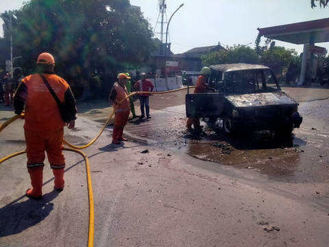 Mobil terbakar di depan SPBU Tanjung Barat, Jagakarsa, Jakarta Selatan. Foto: Dok. Damkar