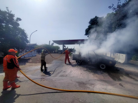 Mobil terbakar di depan SPBU Tanjung Barat, Jagakarsa, Jakarta Selatan. Foto: Dok. Damkar