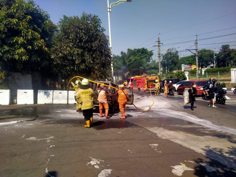 Mobil terbakar di depan SPBU Tanjung Barat, Jagakarsa, Jakarta Selatan. Foto: Dok. Damkar