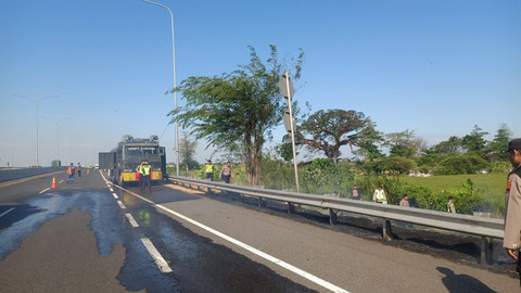 Petugas saat memadamkan api di area persawahan di sekitar ruas Jalan Tol Pejagan KM 248, Kabupaten Brebes yang menyebabkan asap tebal di jalan tol.
Foto: Dok. Polres Brebes