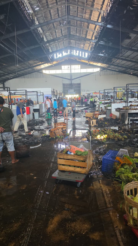 Petugas pemadam kebakaran saat memadamkan api di Pasar Modern BSB Semarang. Foto: Dok. Damkar Semarang