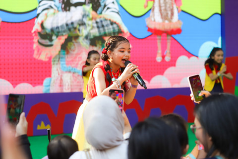 Penampilan Mazaya Amania saat di acara kumparanMOM Festival Hari Anak 2026 di Ex Taman Anggrek, GBK, Jakarta, Minggu (26/7/2026). Foto: Jamal Ramadhan/kumparan