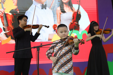 Penampilan Liam Ian Gunawan and Friends saat di acara kumparanMOM Festival Hari Anak 2026 di Ex Taman Anggrek, GBK, Jakarta, Minggu (26/7/2026). Foto: Jamal Ramadhan/kumparan