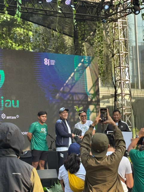 Wakil Menteri Lingkungan Hidup Republik Indonesia Diaz Faisal Malik Hendropriyono dan Wakil Direktur Utama di MIND ID (Mining Industry Indonesia) Dany Amrul Ichdan, dan Direktur Utama ANTAM Untung Budiharto memperingati Hari Mangrove Sedunia di Jakarta, Minggu (26/7/2027). Foto: kumparan/Ema Fitriyani