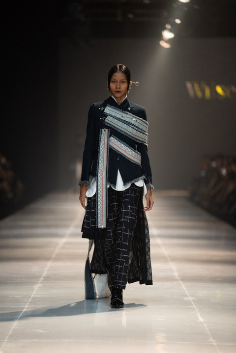 Penggunaan denim daur ulang pada koleksi Wilsen Willim berpadu dengan tenun dayak Iban. Foto: Wilsen Willim Studio