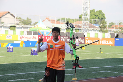Atlet panahan DKI Jakarta, Mikail Rachman Husain, bertanding di babak final MilkLife Archery Challenge Kejurnas Junior 2026 di Supersoccer Arena, Kudus, pada Minggu (26/7). Foto: Vega Maarijil Ula/kumparan