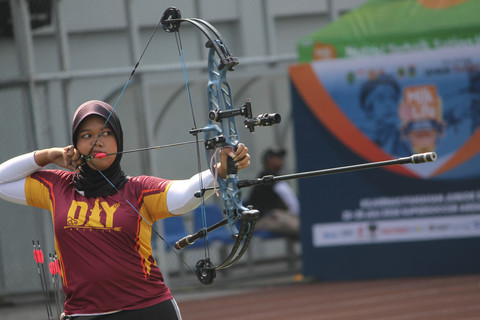 Atlet panahan DIY, Aura Thifalya Salma Hartono Putri, berhasil meraih medali emas pada divisi Compound U18 ajang MilkLife Archery Challenge Kejurnas Junior 2026 di Supersoccer Arena, Kudus, pada Minggu (26/7). Foto: Vega Maarijil Ula/kumparan