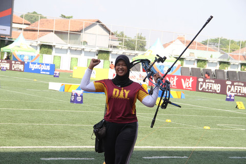 Atlet panahan DIY, Aura Thifalya Salma Hartono Putri, berhasil meraih medali emas pada divisi Compound U18 ajang MilkLife Archery Challenge Kejurnas Junior 2026 di Supersoccer Arena, Kudus, pada Minggu (26/7). Foto: Vega Maarijil Ula/kumparan