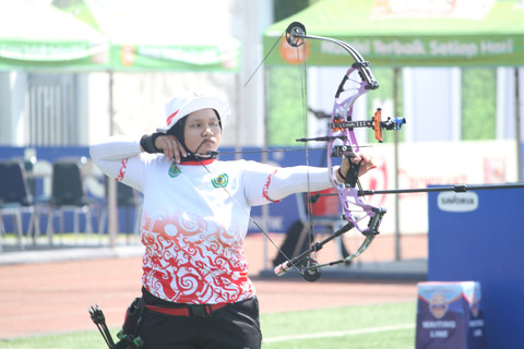 Atlet asal tim Kalimantan Timur, Khairunnisa, meraih medali emas di divisi Compound U15 Putri ajang MilkLife Archery Challenge Kejurnas Junior 2026 di Supersoccer Arena, Kudus, pada Minggu (26/7). Foto: Vega Maarijil Ula/kumparan