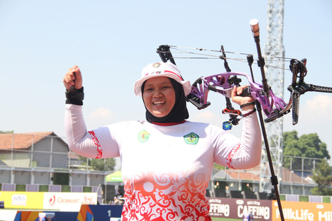 Atlet asal tim Kalimantan Timur, Khairunnisa, meraih medali emas di divisi Compound U15 Putri ajang MilkLife Archery Challenge Kejurnas Junior 2026 di Supersoccer Arena, Kudus, pada Minggu (26/7). Foto: Vega Maarijil Ula/kumparan