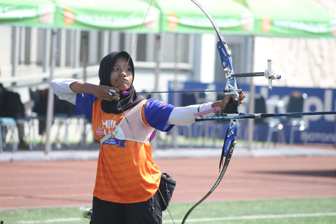 Embun Adeeva Setyawan bertanding di divisi Recurve U13 final MilkLife Archery Challenge Kejurnas Junior 2026 di Supersoccer Arena, Kudus, pada Minggu (26/7). Foto: Vega Maarijil Ula/kumparan