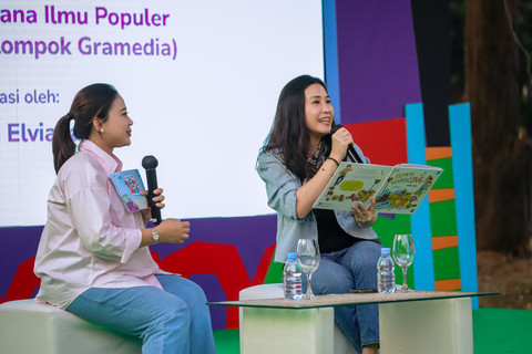 Keseruan Waktunya Didongengin oleh Wakil Menteri Pemberdayaan Perempuan dan Perlindungan Anak Indonesia, Veronica Tan, saat di acara kumparanMOM Festival Hari Anak 2026 di Ex Taman Anggrek, GBK, Jakarta, Minggu (26/7/2026). Foto: Jamal Ramadhan/kumparan