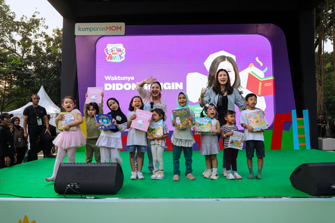 Keseruan Waktunya Didongengin oleh Wakil Menteri Pemberdayaan Perempuan dan Perlindungan Anak Indonesia, Veronica Tan, saat di acara kumparanMOM Festival Hari Anak 2026 di Ex Taman Anggrek, GBK, Jakarta, Minggu (26/7/2026). Foto: Jamal Ramadhan/kumparan