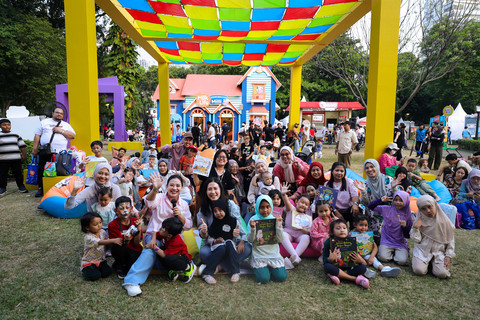 Keseruan Waktunya Didongengin oleh Wakil Menteri Pemberdayaan Perempuan dan Perlindungan Anak Indonesia, Veronica Tan, saat di acara kumparanMOM Festival Hari Anak 2026 di Ex Taman Anggrek, GBK, Jakarta, Minggu (26/7/2026). Foto: Jamal Ramadhan/kumparan