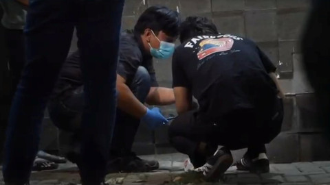 Polisi lakukan olah tempat kejadian perkara (TKP) di Mordent Esthetic Clinic Kramat Pela, Kebayoran Baru, Jakarta, MInggu (26/7/2026). Foto: Rayyan Farhansyah/kumparan