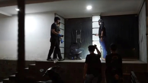 Polisi lakukan olah tempat kejadian perkara (TKP) di Mordent Esthetic Clinic Kramat Pela, Kebayoran Baru, Jakarta, MInggu (26/7/2026). Foto: Rayyan Farhansyah/kumparan