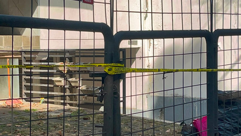 Garis polisi yang terpasang di Mordent Esthetic Clinic, Kebayoran Baru, Jakarta Selatan, Senin (27/7/2026). Foto: Rayyan Farhansyah/kumparan