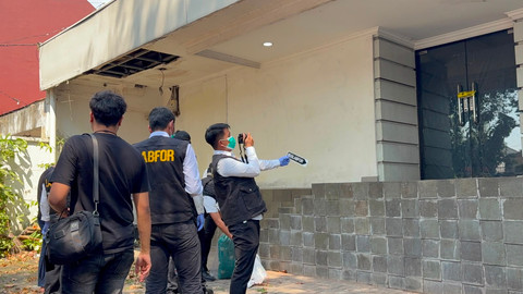 Tim Laboratorium Forensik (Labfor) Bareskrim Polri melakukan olah tempat kejadian perkara (TKP) di Mordent Clinic, Jakarta Selatan, Senin (27/7/2026). Foto: Rayyan Farhansyah/kumparan