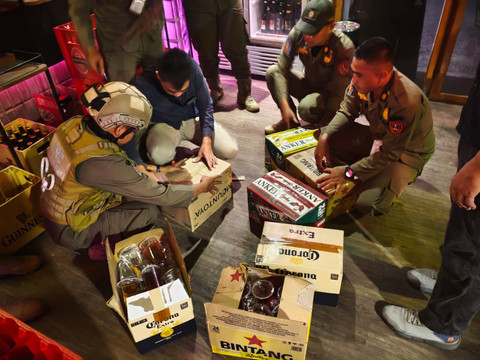 Satuan Polisi Pamong Praja (Satpol PP) Solo membongkar penjualan minuman beralkohol golongan B dan C tanpa izin di outlet Ruang Bahagia, kawasan Lokananta, Solo, Sabtu (19/7/2026). Foto: Dok. Satpol PP Kota Solo