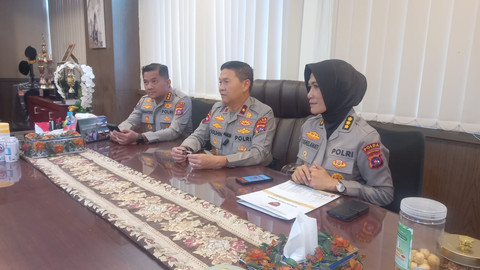Waka Polda Sumbar Brigjen Pol Solihin dan Kabid Propam Kombes Pol Siswantoro memberikan keterangan pers. Foto: kumparan