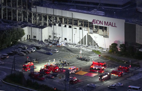 Foto udara menunjukkan pusat perbelanjaan Aeon Mall yang rusak akibat gempa di Kota Kashima, Prefektur Kumamoto, Selasa (28/7/2026). Foto: Kyodo/via REUTERS