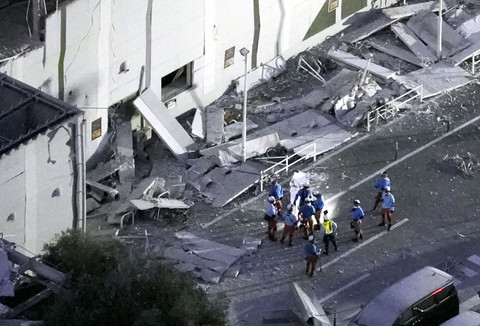 Foto udara menunjukkan para petugas penyelamat melakukan operasi pencarian dan penyelamatan di pusat perbelanjaan Aeon Mall yang rusak akibat gempa di Kota Kashima, Prefektur Kumamoto, Jepang, Selasa (28/7/2026). Foto: Kyodo/via REUTERS