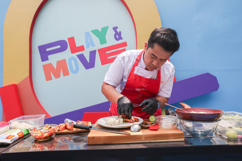 Demo memasak menu keluarga bersama Bright Gas dan Chef Bukhori pada kumparanMOM Festival Hari Anak 2026 di Ex Taman Anggrek, GBK, Jakarta, Sabtu (25/7/2026). Foto: kumparan