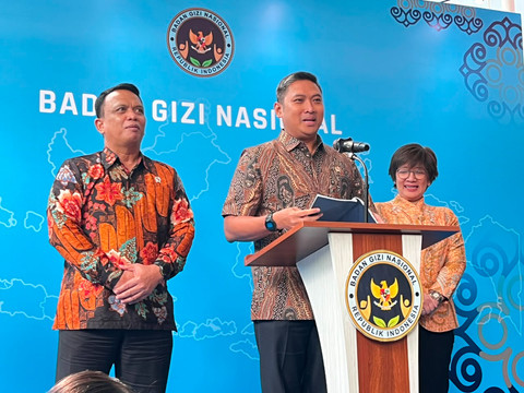 Kepala BGN Sudaryono, Wakil Kepala BGN Agustina Arumsari dan Trenggono saat konferensi pers di Kantor BGN, Jakarta Pusat, Jumat (31/7/2026). Foto: Nasywa Athifah/kumparan
