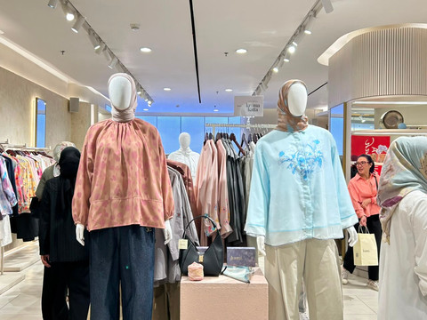 Koleksi terbaru dari brand modest wear KAMI, Kroma Katta, diluncurkan di gerai KAMI Senayan City, Jakarta Pusat, Kamis (30/7/2026). Foto: Judith Aura/kumparan