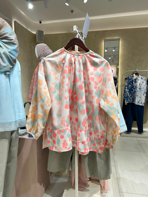 Koleksi terbaru dari brand modest wear KAMI, Kroma Katta, diluncurkan di gerai KAMI Senayan City, Jakarta Pusat, Kamis (30/7/2026). Foto: Judith Aura/kumparan