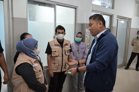Kepala BGN Sudaryono menjenguk korban dugaan keracunan Makan Bergizi Gratis (MBG) di Kota Semarang, Sabtu (1/8/2026). Foto: Dok. Istimewa