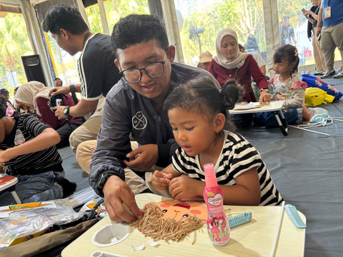 Michael dan Karenina berkolaborasi nembuat kreasi rambut. Foto: Wina/kumparan