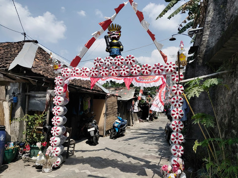 Warga di Gang Ledoksari Jurudemung, Kalurahan Caturtunggal, Kapanewon Depok, Kabupaten Sleman, menyulap galon bekas jadi hiasan gang kampung sambut HUT RI, Senin (3/8). Foto: kumparan/Panji Purnandaru