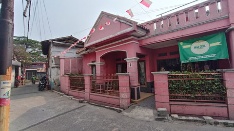 Rumah yang bendera merah putihnya dibakar oleh orang tidak dikenal di Jalan Moch. Fatah 1, Kelurahan Maleber, Kecamatan Andir, Kota Bandung, Senin (3/8). Foto: Abisatya/kumparan