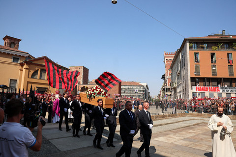 Para pengusung membawa peti jenazah legenda AC Milan dan tim nasional Italia, Franco Baresi, keluar dari Basilika Sant'Ambrogio usai prosesi pemakaman di Milan, Italia, Selasa (4/8/2026). Foto: REUTERS/Daniele Mascolo