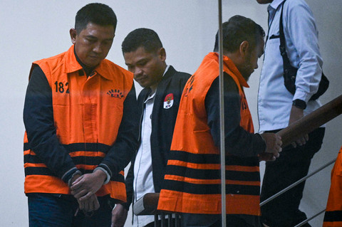 Pemimpin Divisi CMO Bank BJB Widi Hartoto (kiri) dan Komisaris PT CKSB Elang Sophan Jaya Kusuma (kanan) berjalan keluar ruangan usai menjalani pemeriksaan di Gedung Merah Putih KPK, Jakarta, Senin (10/8/2026). Foto: Fauzan/ANTARA FOTO