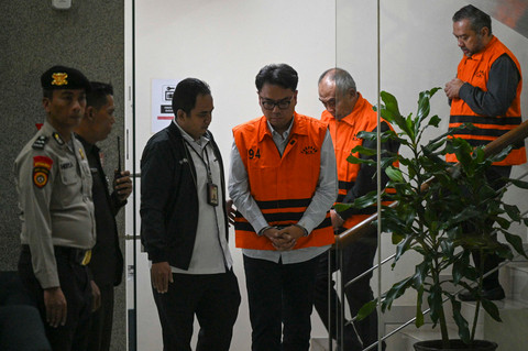 Direktur PT WSBE Suhendrik (ketiga kanan), Direktur PT CKM Ikin Asikin Dulmanan (kedua kanan), dan Komisaris PT CKSB Elang Sophan Jaya Kusuma (kanan) menuju mobil tahanan usai diperiksa di Gedung KPK, Jakarta, Senin (10/8/2026). Foto: Fauzan/ANTARA FOTO